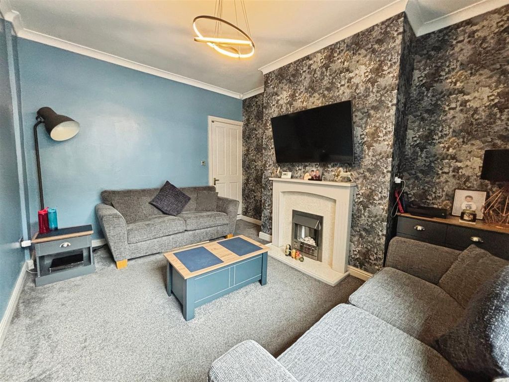 Property photo 3 of 16 Lounge