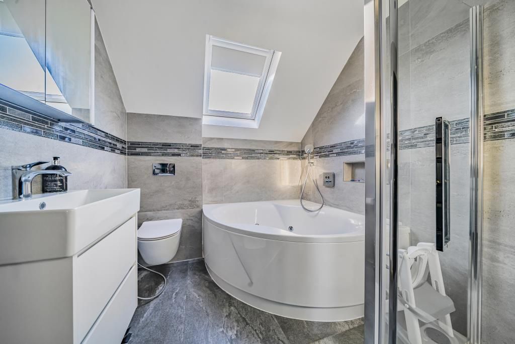 Property photo 2 of 21 Bathroom