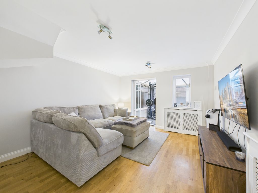 Property photo 3 of 17 Cam04018G0-Pr0424-Still008