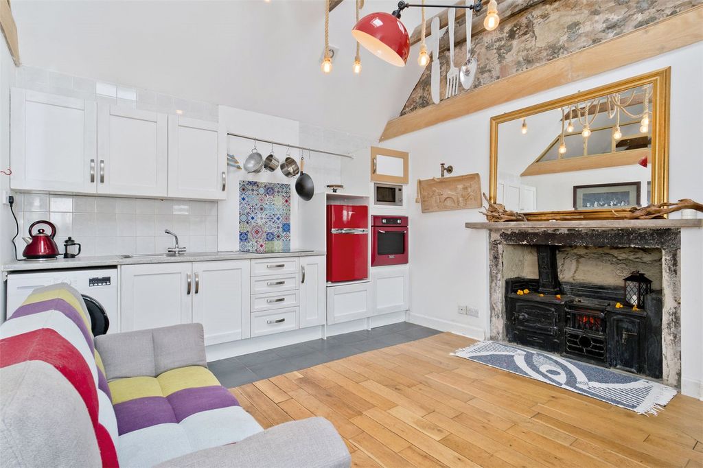 Property photo 2 of 13 The Causeway 2