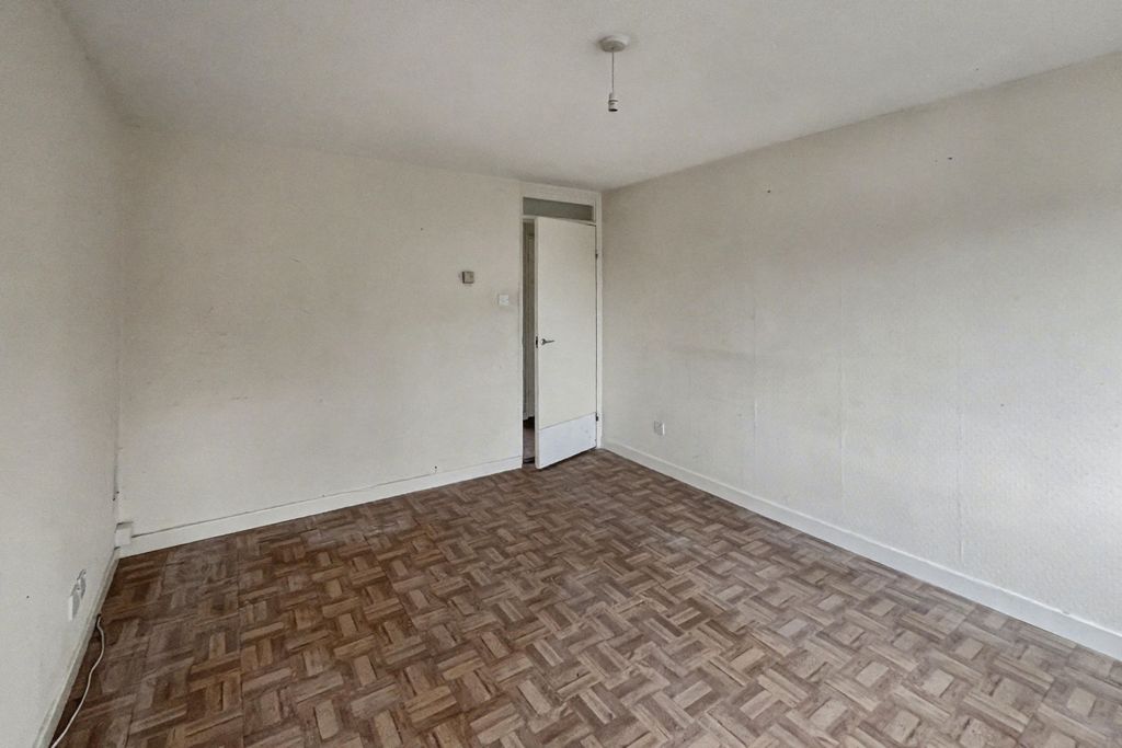 Property photo 3 of 11 57 Squirrel Close, Hounslow, Middlesex, Tw4 7Nu