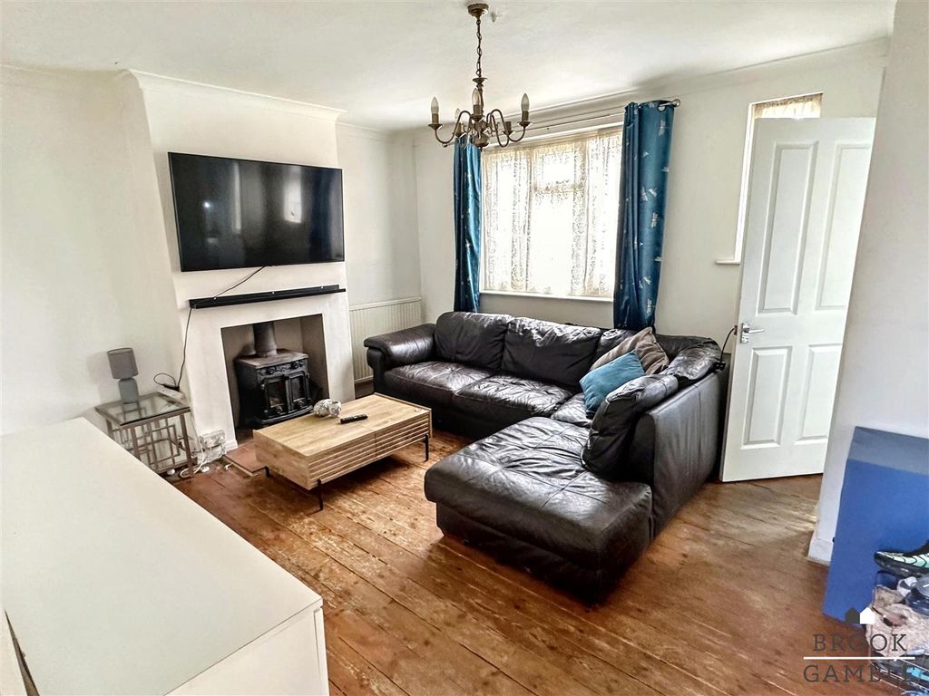 Property photo 3 of 15 01323 438506