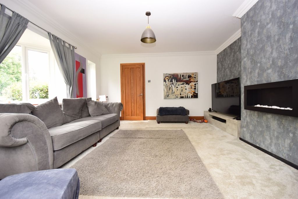 Property photo 3 of 27 Lounge