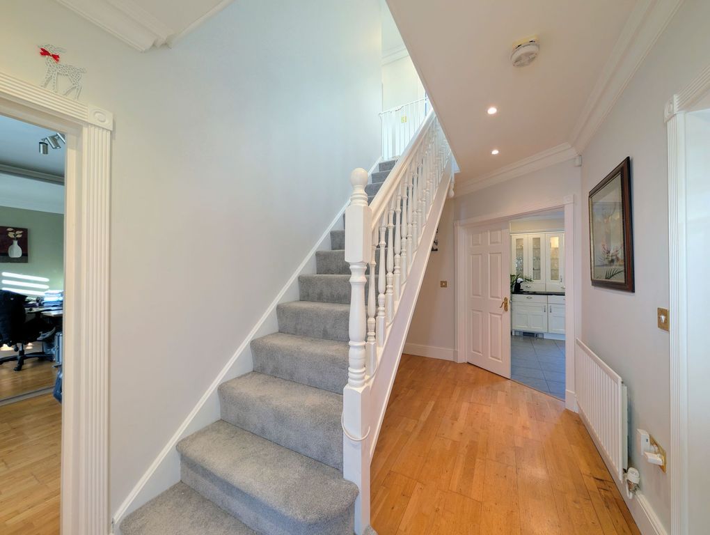 Property photo 3 of 31 Entrance Hall