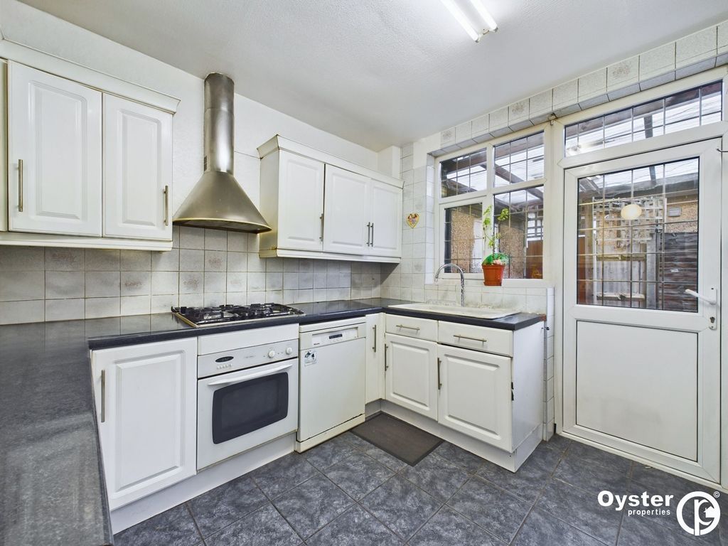 Property photo 3 of 19 Kitchen