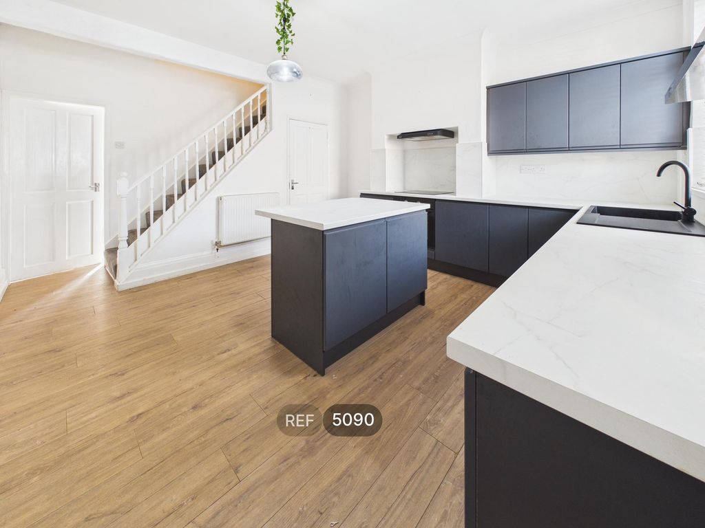 Property photo 2 of 14 Kitchen