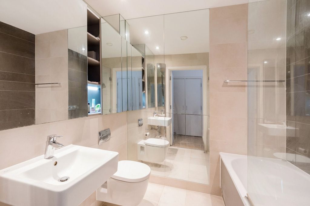 Property photo 3 of 20 Bathroom