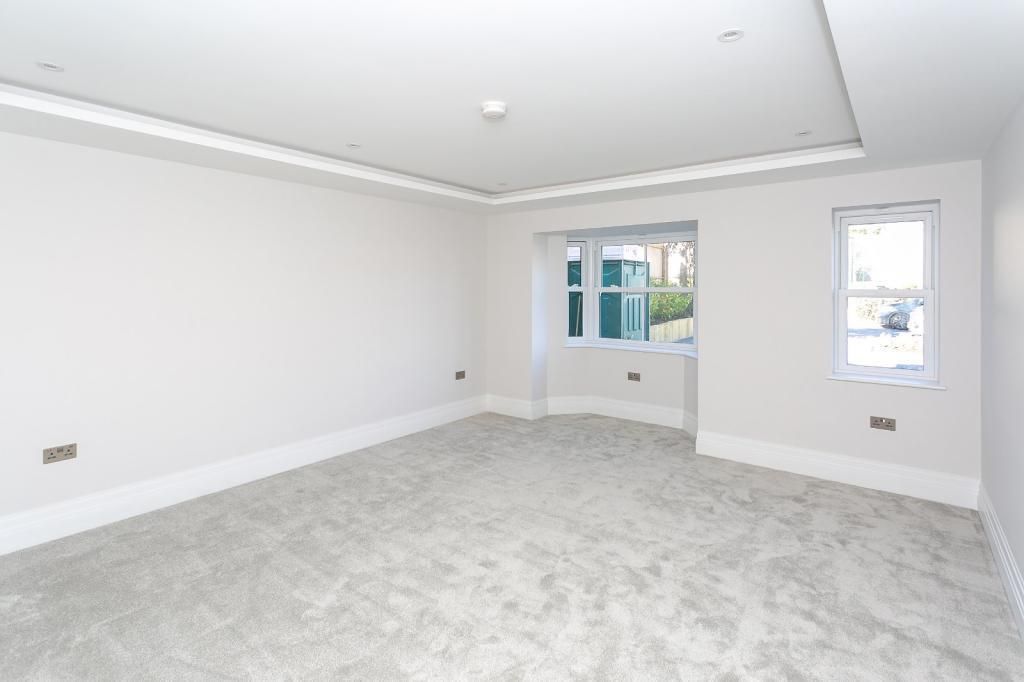 Property photo 3 of 27 Little Bushey Lane