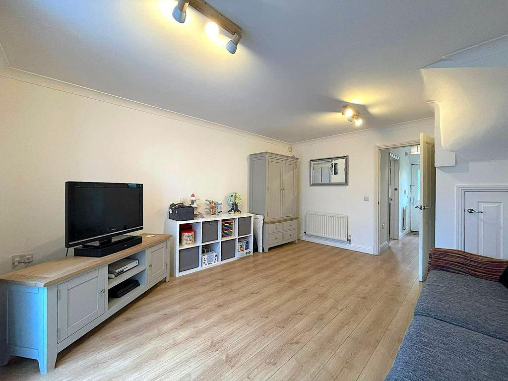 Property photo 3 of 21 Living Room (1)