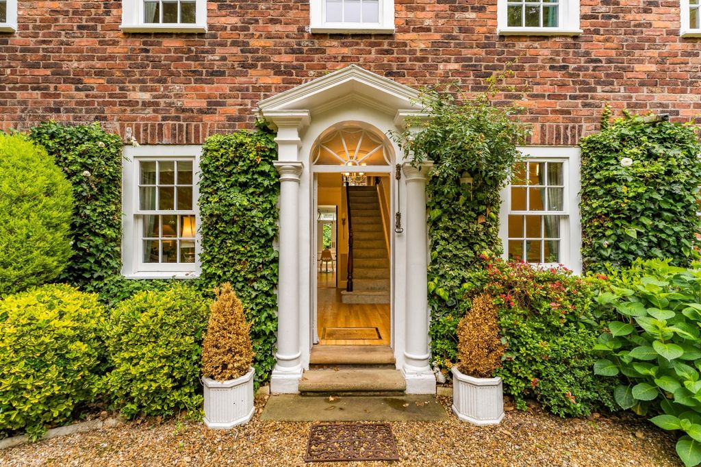 Property photo 3 of 28 Entrance