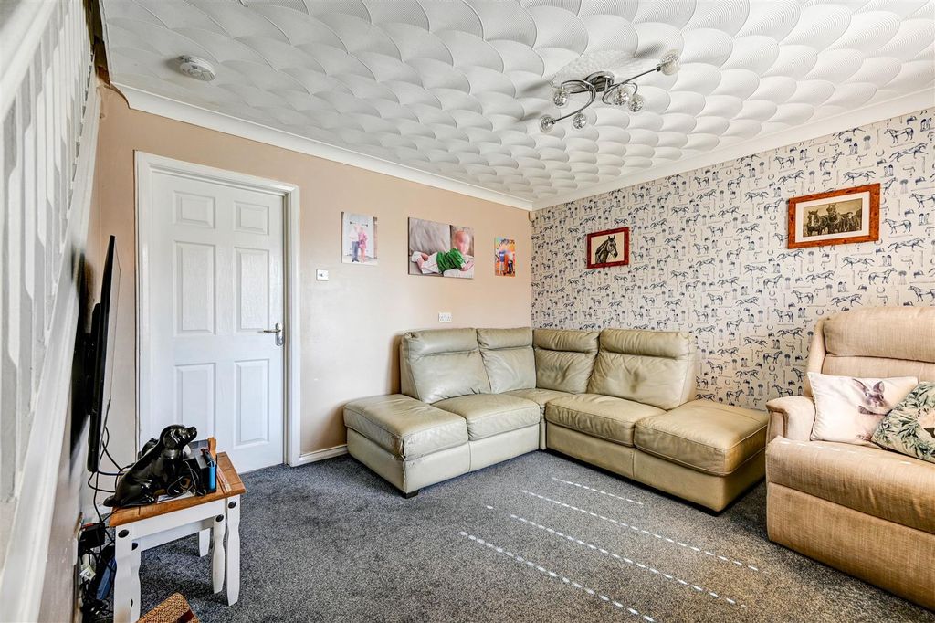 Property photo 3 of 12 Lounge.Jpg