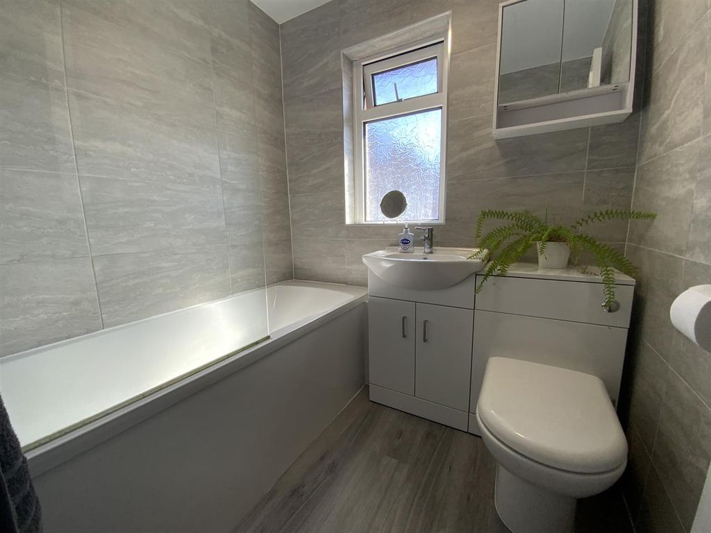 Property photo 3 of 15 Bathroom.Jpeg