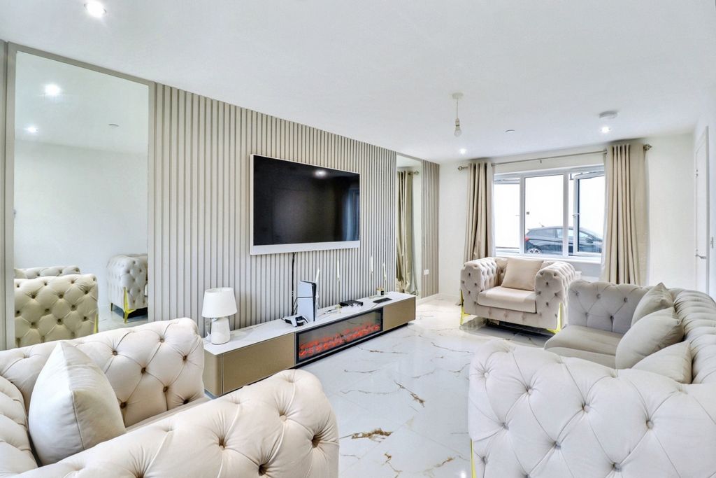 Property photo 2 of 28 Image