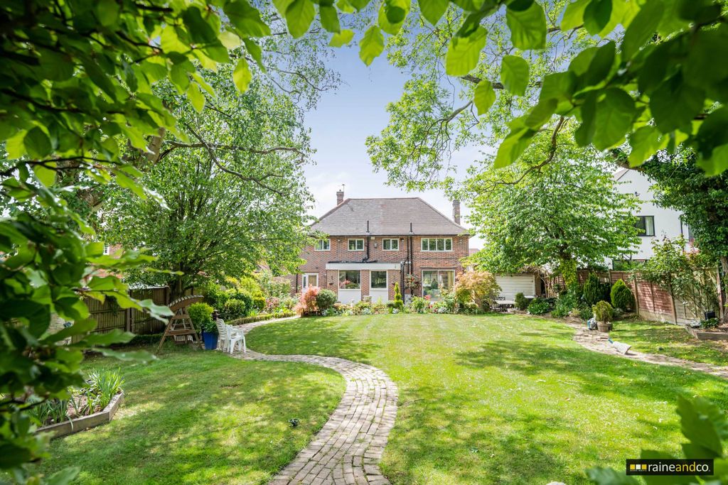 Additional image 22 of 5 bed detached house for saleMymms Drive, Brookmans Park, Hatfield AL9