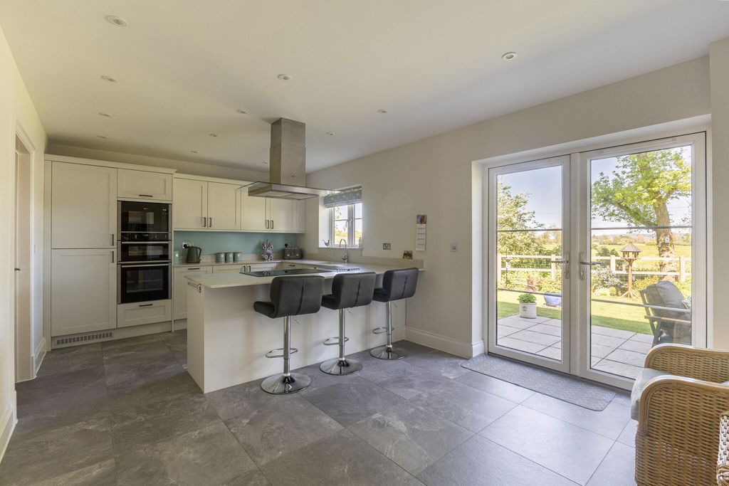 Property photo 3 of 10 Kitchen Breakfast Room