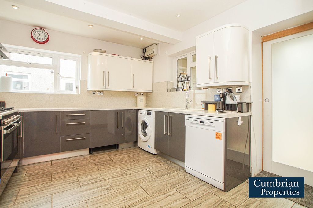 Property photo 2 of 18 Kitchen