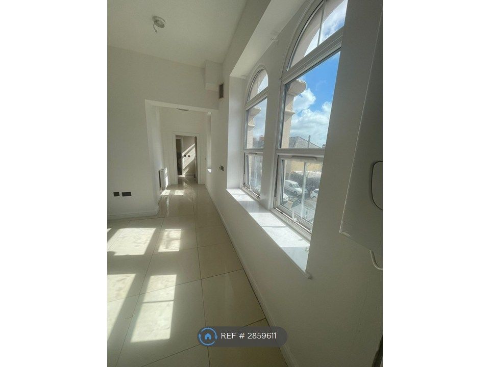 Property photo 1 of 8 Passageway