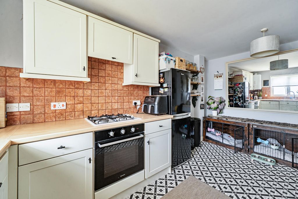 Property photo 3 of 25 Kitchen