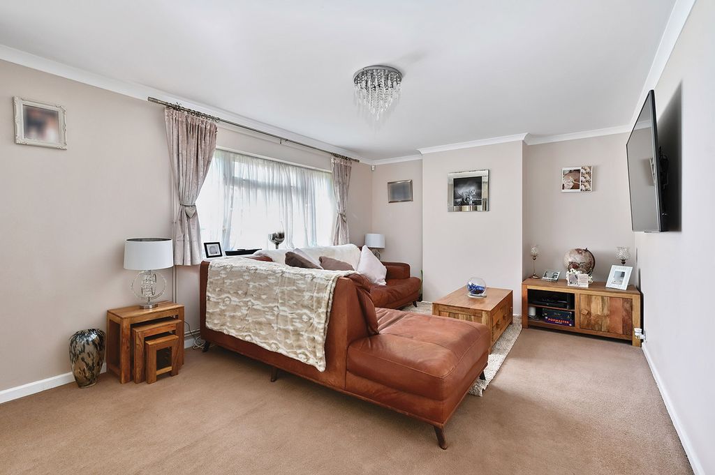 Property photo 3 of 11 93 Beaulieu Gardens (7)