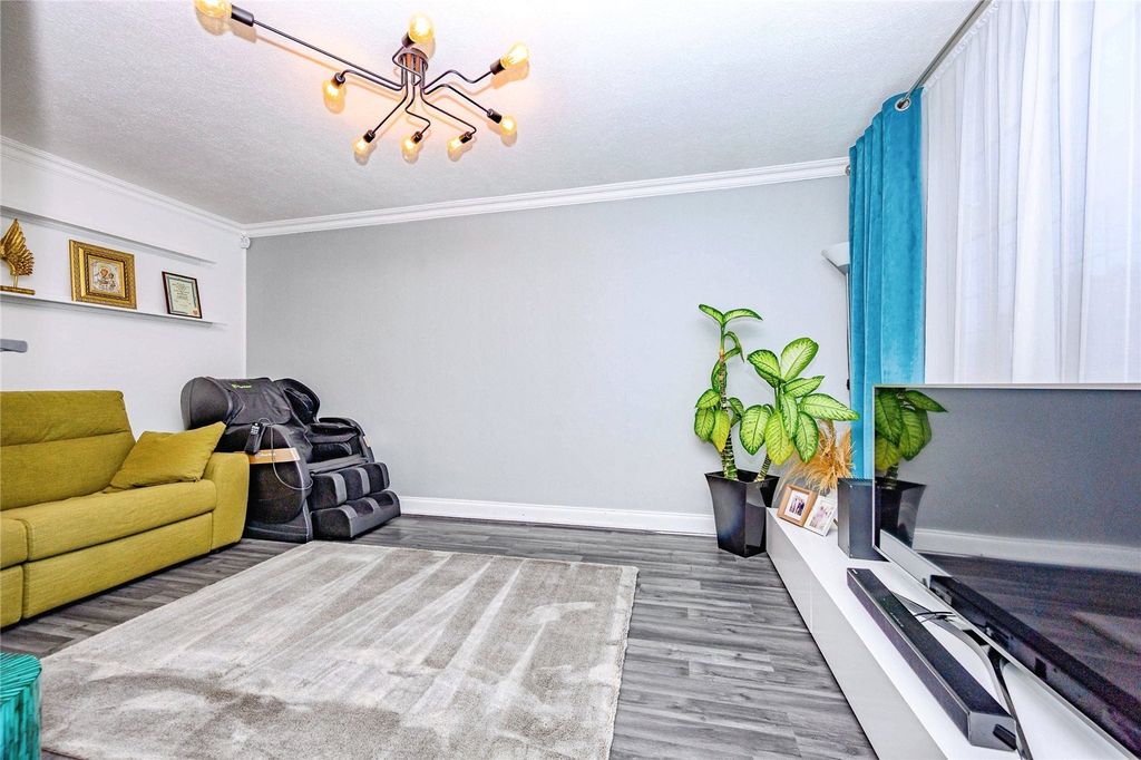 Property photo 2 of 16 Lounge