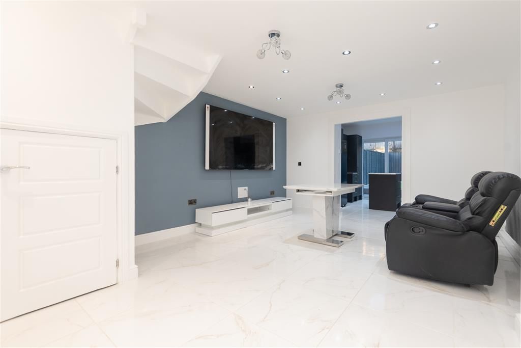 Property photo 1 of 12 Lounge
