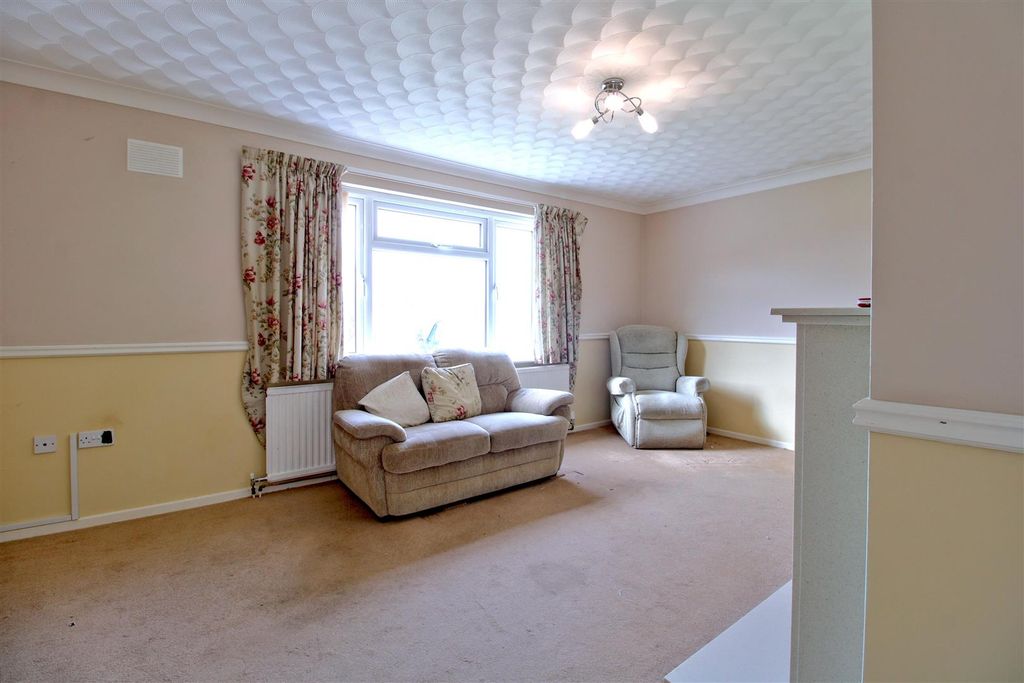 Property photo 3 of 24 Lounge