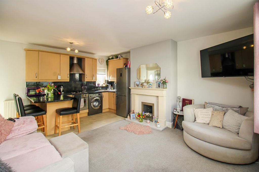 Property photo 2 of 8