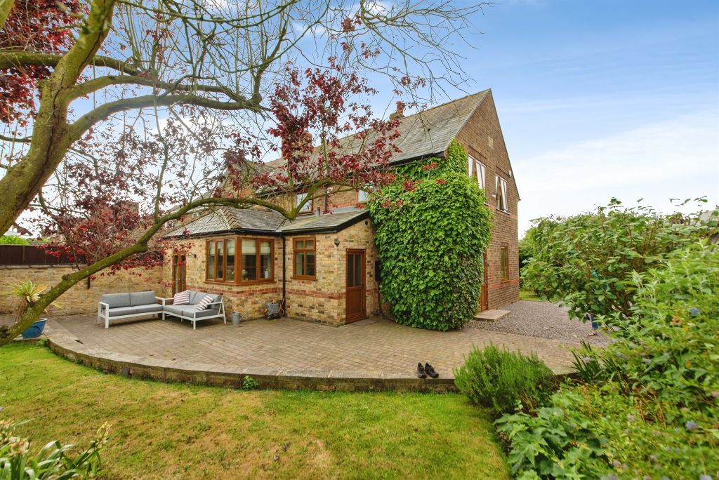 Property photo 2 of 27