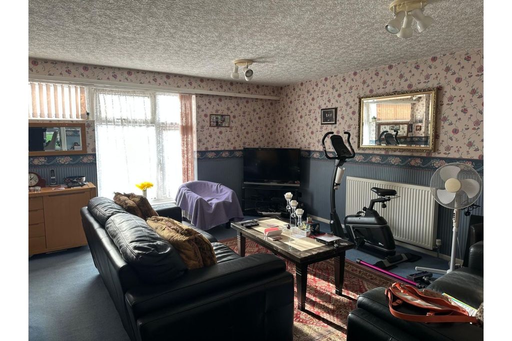 Property photo 3 of 11 Lounge