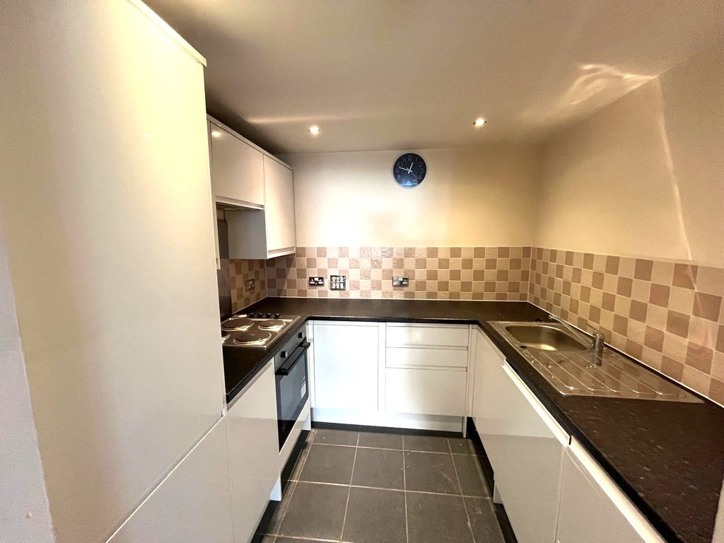 Property photo 2 of 13 2F5dc8De-5Cb1-4d90-B084-2Db7F74B4144