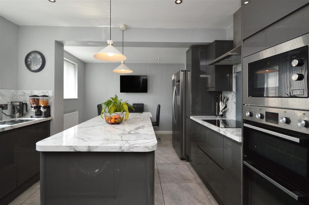 Property photo 2 of 20 Kitchen / Diner / Family Room