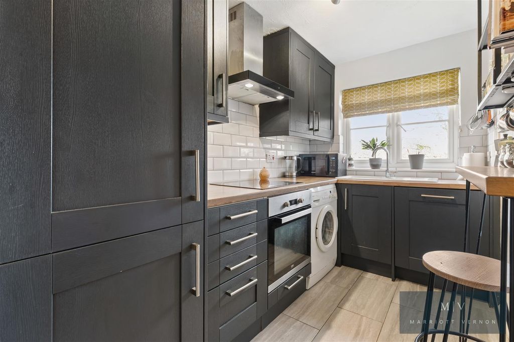 Property photo 2 of 14 Rosamund Close 11 MV-9.Jpg