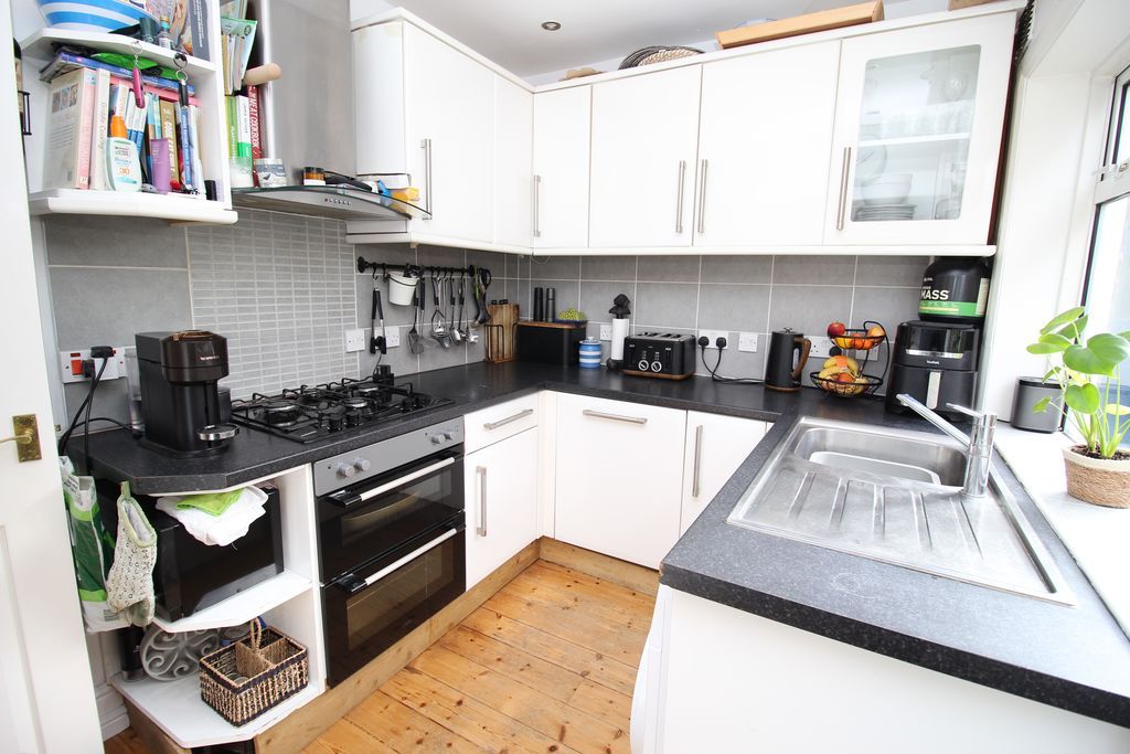 Property photo 3 of 23 Kitchen