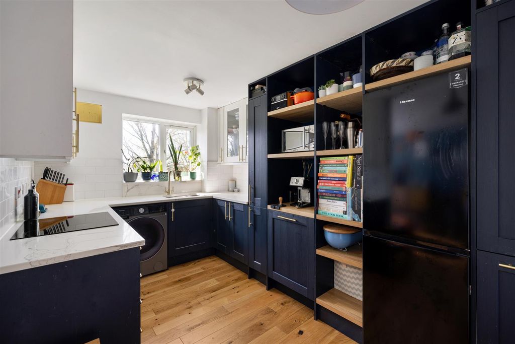 Property photo 2 of 28 Seymour Road, E10