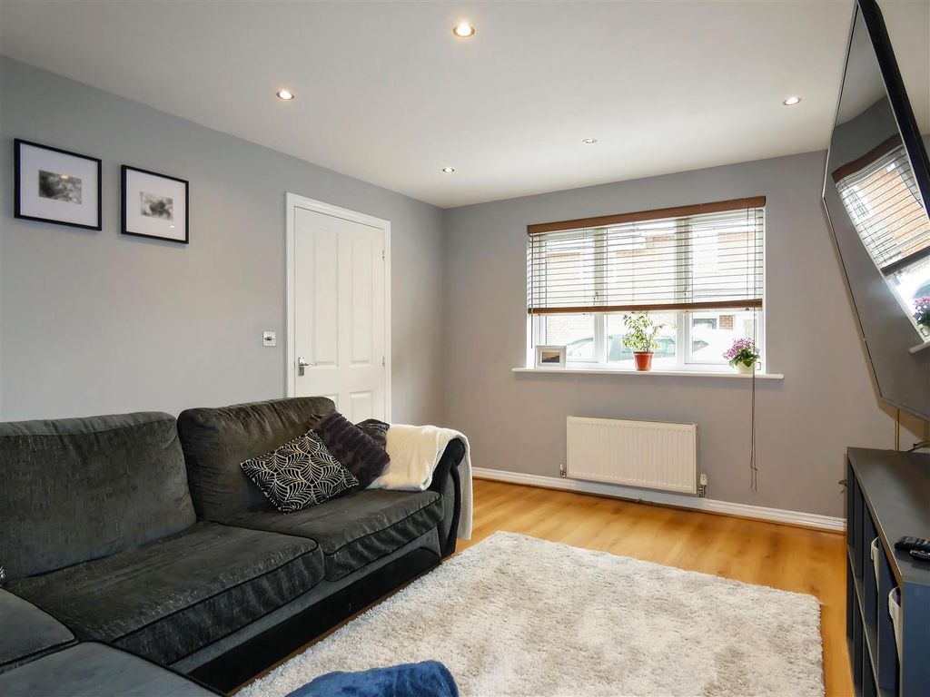 Property photo 3 of 20 Lounge