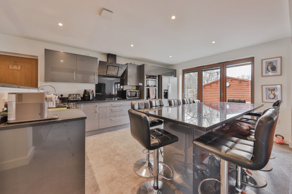 Property photo 3 of 26 4966588