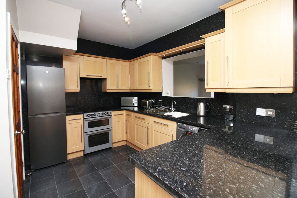 Property photo 2 of 25