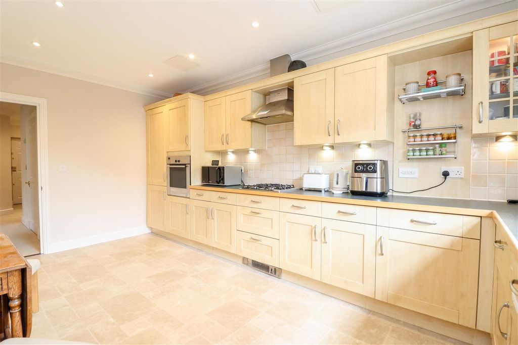 Additional image 7 of 2 bed flat for salePotters Place, Horsham RH12