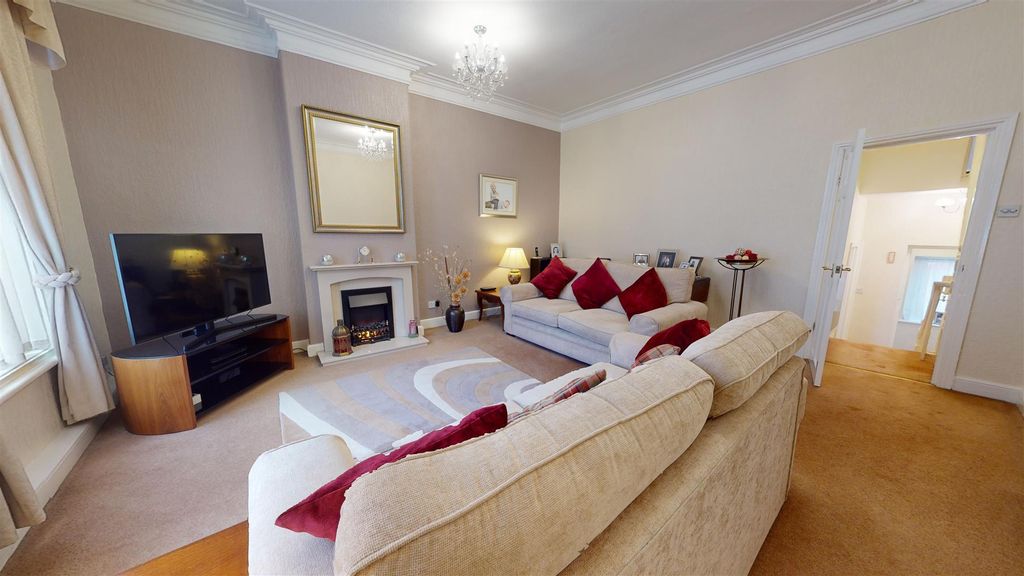 Property photo 2 of 25 Market Street Living Room