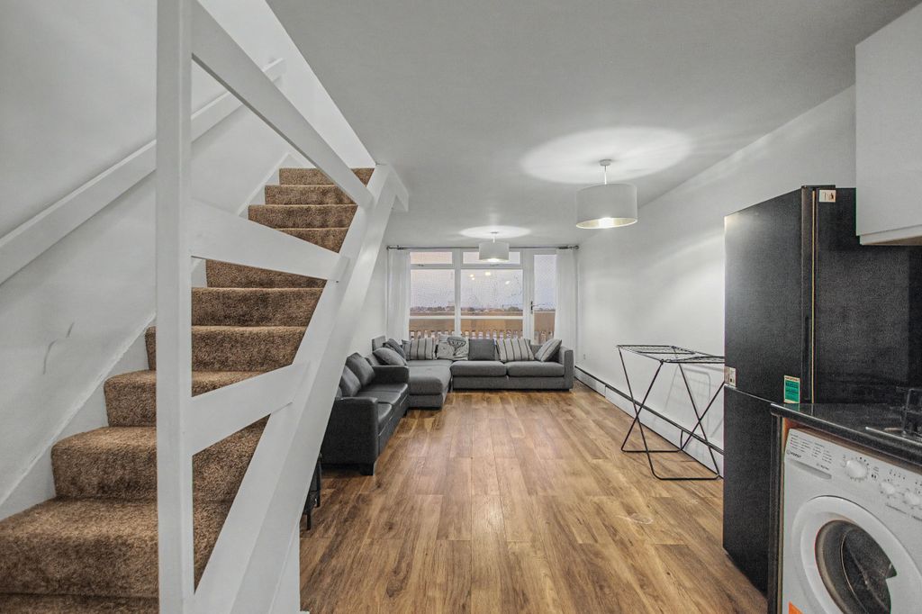 Property photo 2 of 10 Flat 24 Centre Heights, 137 Finchley Road, Hampstead, London, Nw3 6Jg