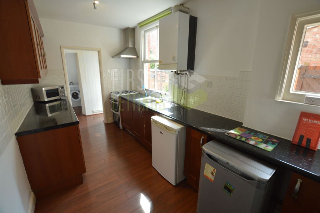 Property photo 3 of 9 Kitchen