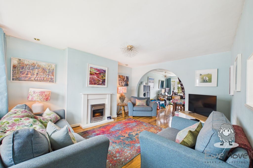 Property photo 2 of 10 12 (1)