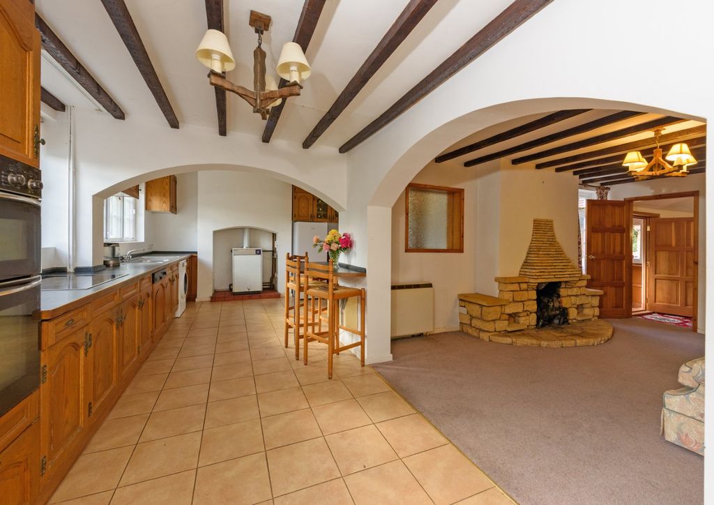 Property photo 3 of 27 Kitchen