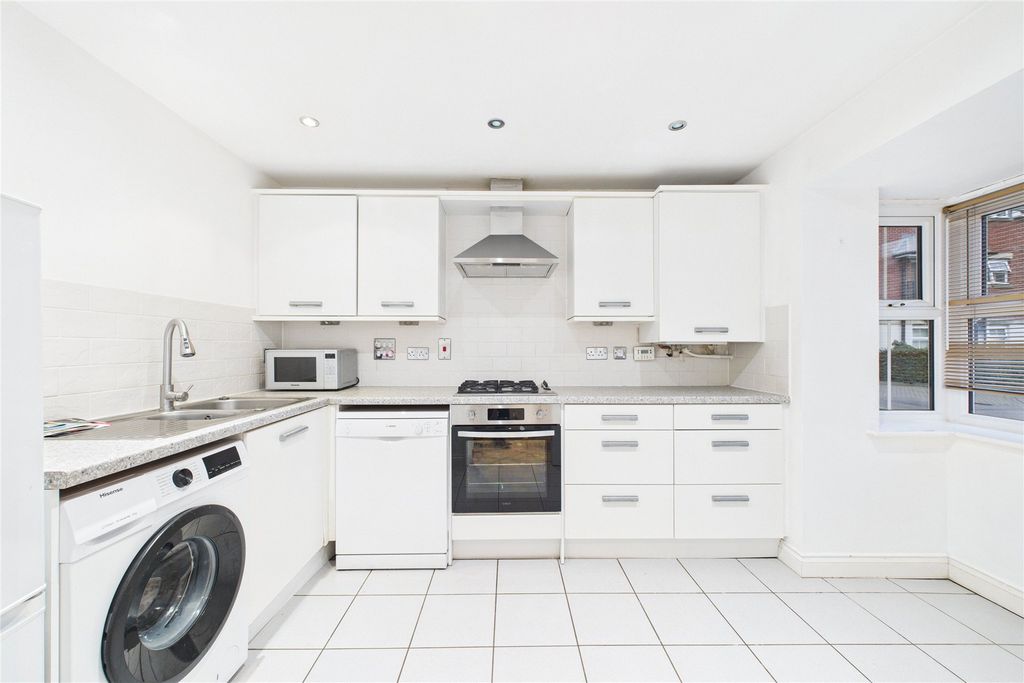 Property photo 2 of 11 Picture No. 14