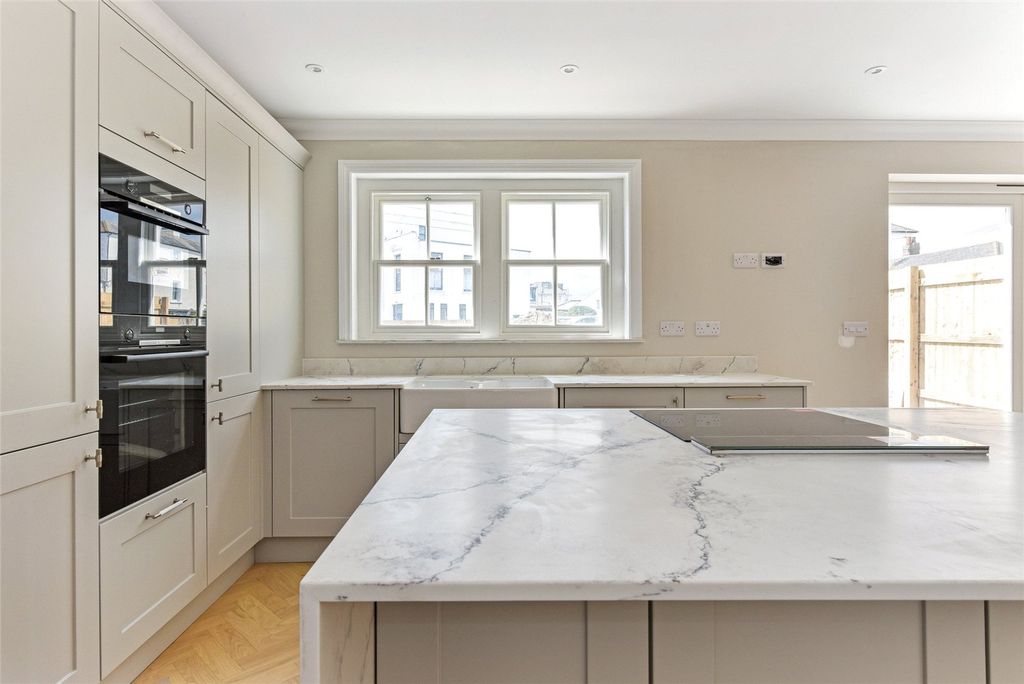 Property photo 3 of 10 Kitchen Dining Room