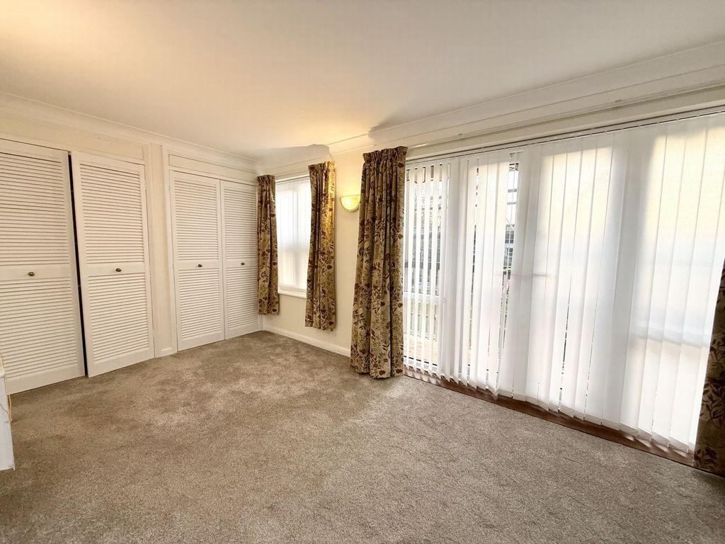 Property photo 3 of 23 Lounge