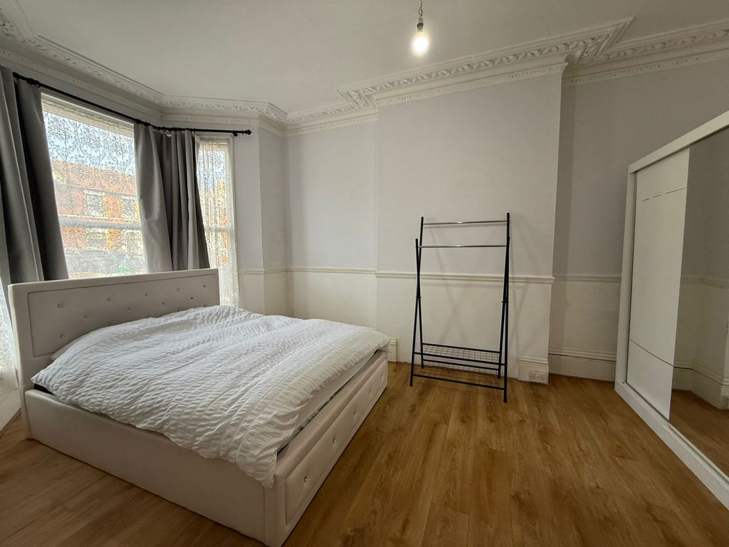 Property photo 1 of 10 One Bedroom Flat With Separate Kitchen Off Ilford Lane- Â£1500 Inclusive Bills