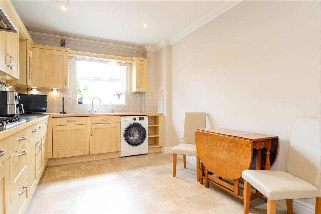 Additional image 8 of 2 bed flat for salePotters Place, Horsham RH12