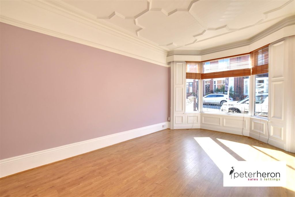 Property photo 2 of 21 Lounge