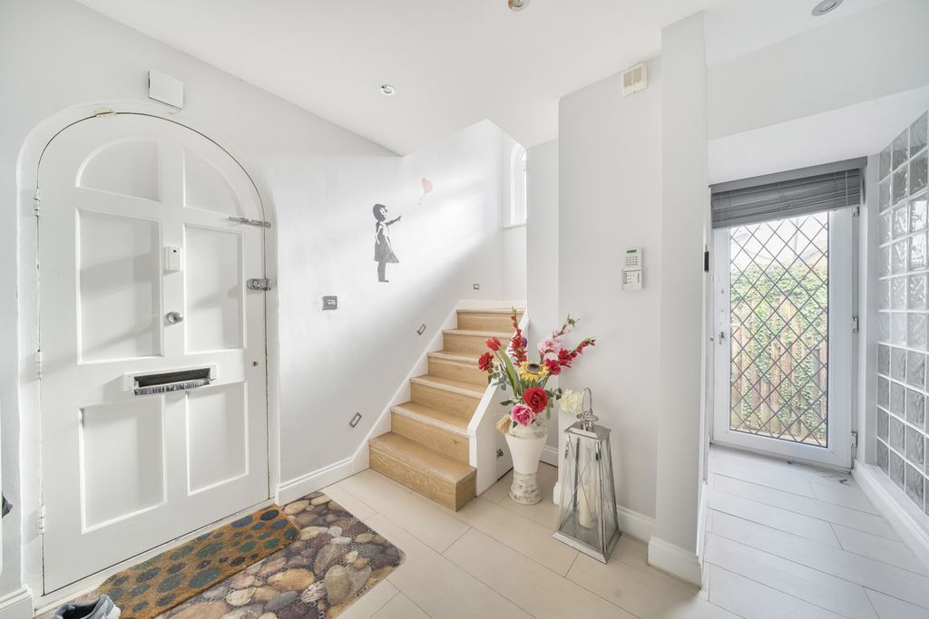 Property photo 2 of 22 1353708-10-68c3Ef...